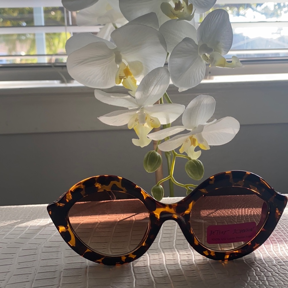 Betsey Johnson Sunglasses oh so kool! 😎
